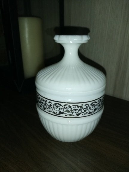 Bonboniere of kaarshouder in opaline Avon., Huis en Inrichting, Ophalen of Verzenden, Gebruikt, Wit