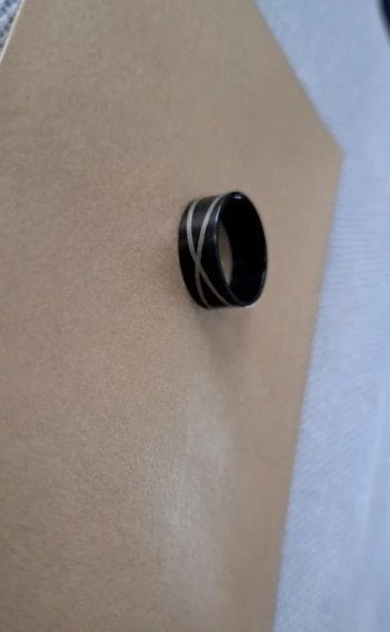 Zwarte ring met geometrisch motief, Bijoux, Sacs & Beauté, Bagues, Neuf, Enlèvement ou Envoi, Femme ou Homme, Fer ou Acier