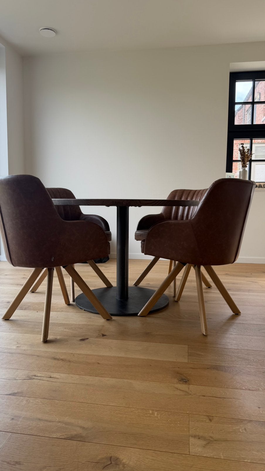 Vol Houten tafel mer ijzere poot, Ophalen