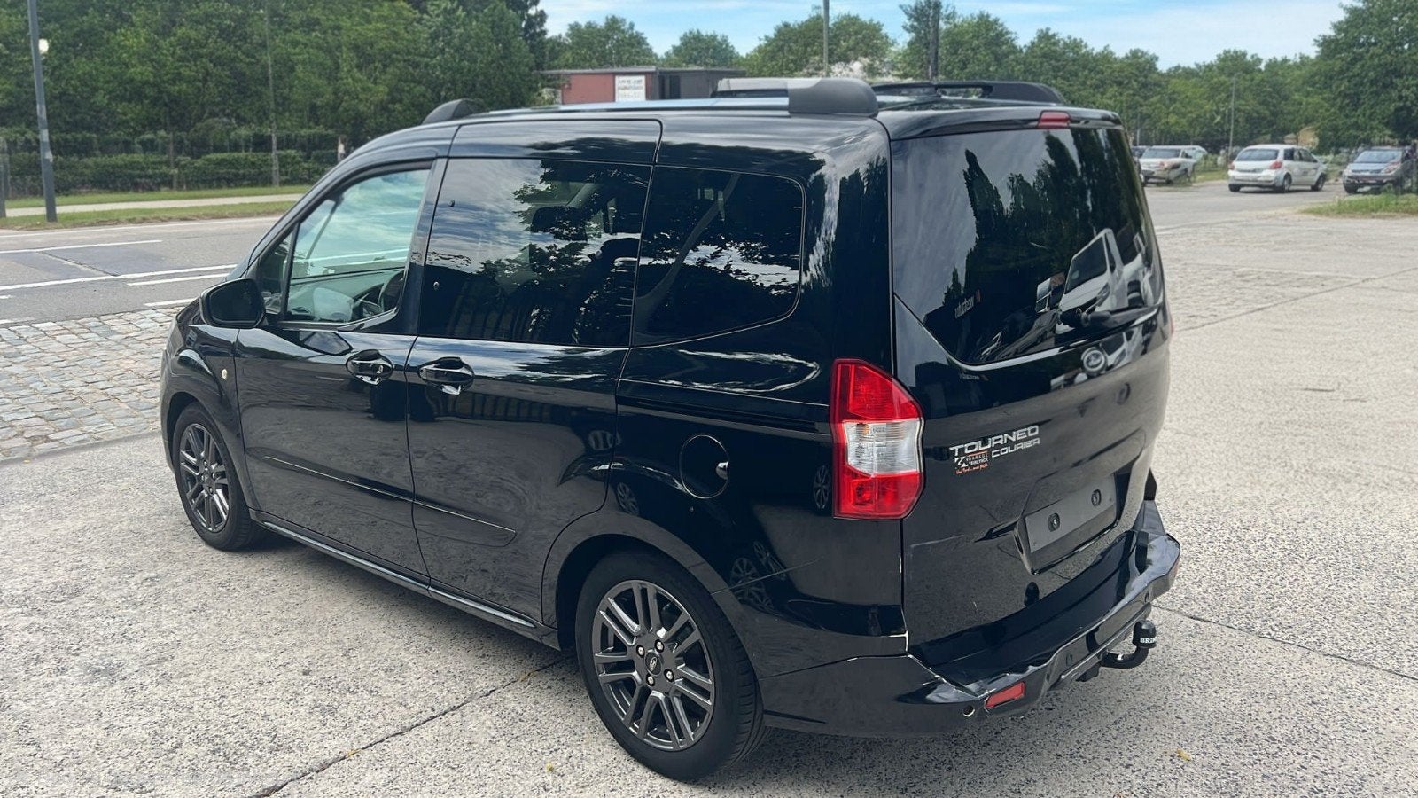 Ford Tourneo Courier *benzine* CARPLAY * FACELIFT, Auto's, Ford, Navigatiesysteem, Zwart, Bedrijf, 5 deurs