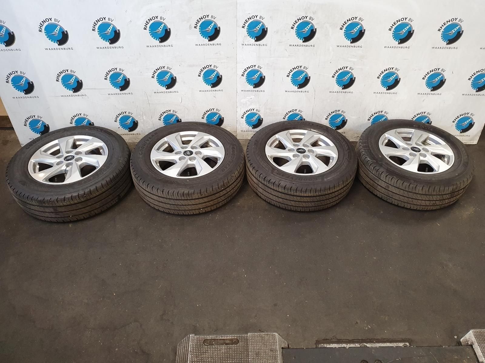 Transit custom 2024  215/65 16 Goodyear + sensoren PZ31-AA, Auto-onderdelen, Banden en Velgen, Banden en Velgen, Zomerbanden, 16 inch