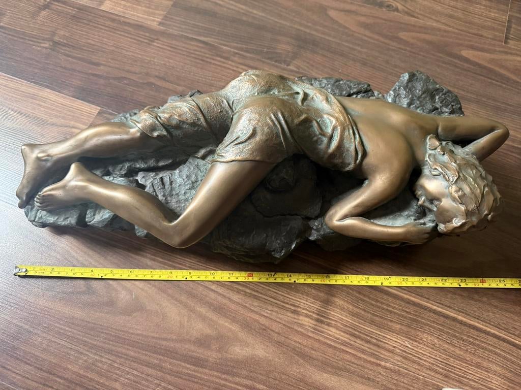 Groot decoratief beeld liggende vrouw – bronzen look, Ophalen, Brons