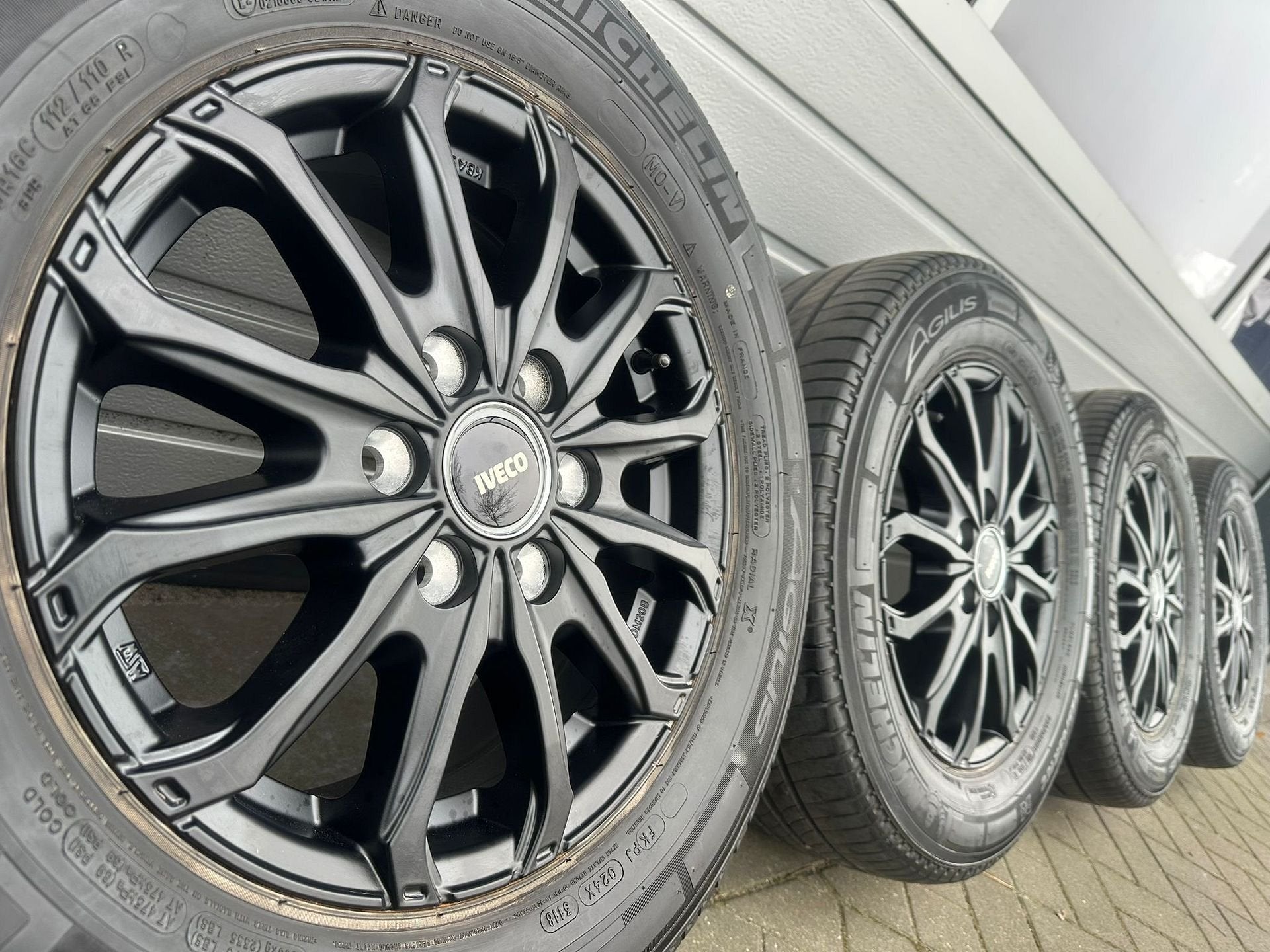 nieuwe 16 inch 6x125 Iveco Daily zwarte velgen zomerbanden, Bestelwagen, -, Banden en Velgen, Nieuw