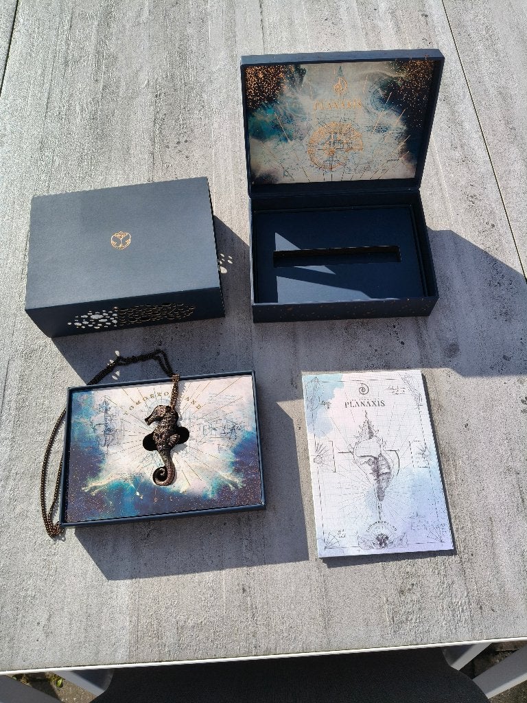 Tomorrowland 2018 The Story of Planaxis avec collier hippo, Enlèvement ou Envoi, Neuf, dans son emballage, Dance populaire