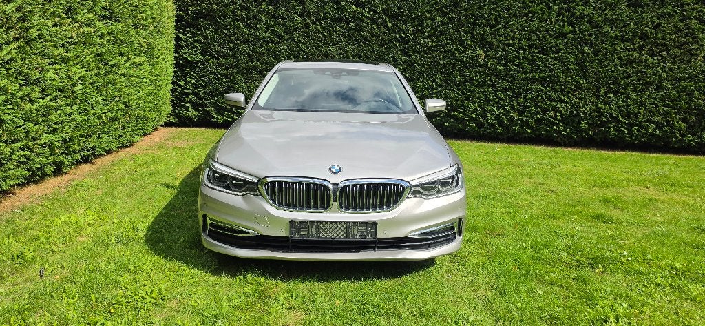 BMW 530e xDrive Luxury Line, Argent ou Gris, Carnet d'entretien, Noir, 5 portes