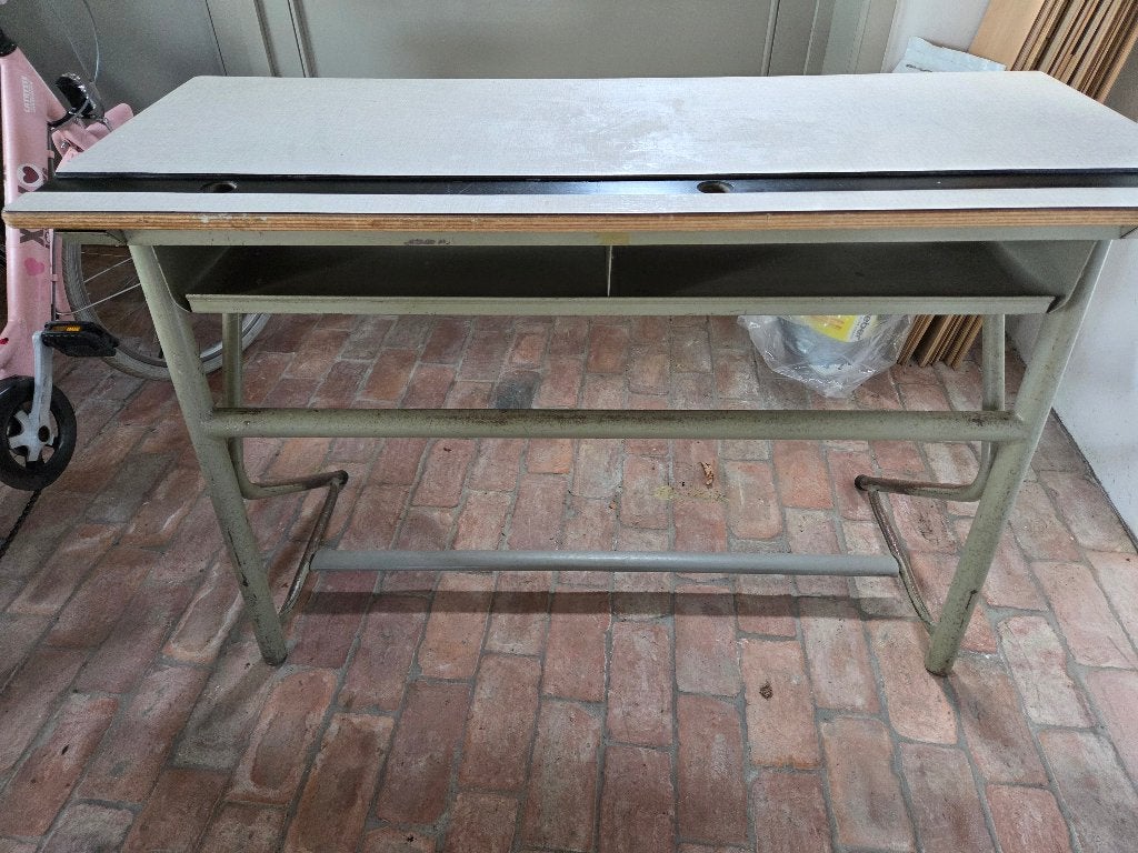 Vintage schoolbank uit 1965, Huis en Inrichting, Bureaus, Vintage, Ophalen, Gebruikt, Kinderbureau