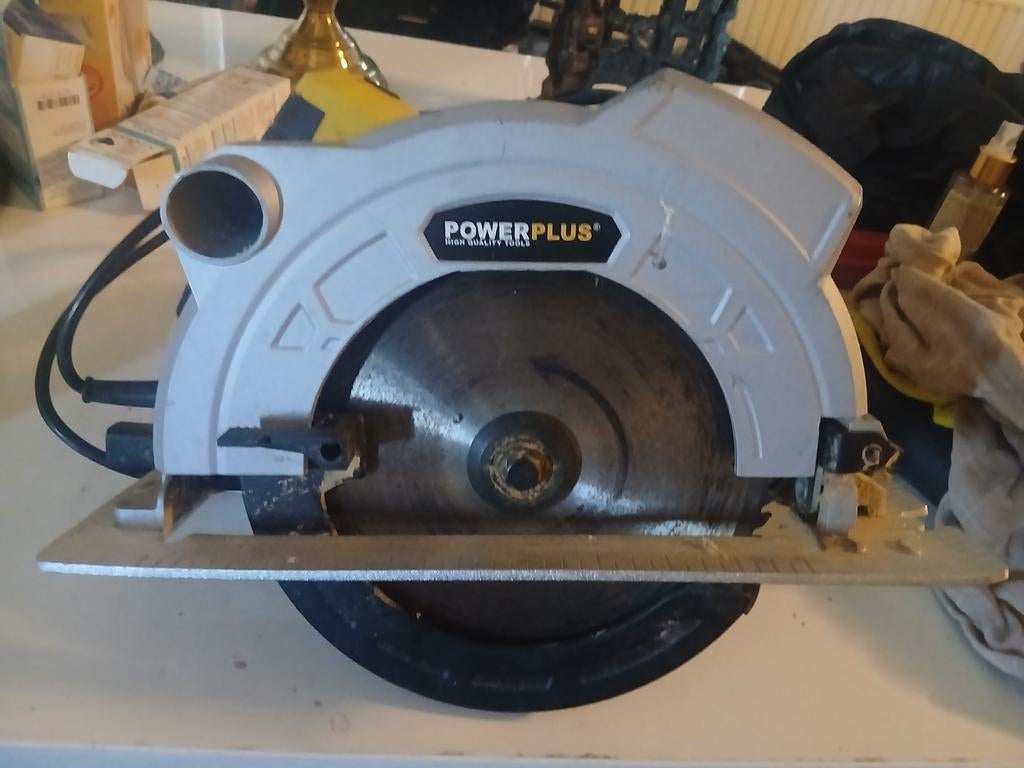 Scie circulaire Powerplus, Bricolage & Construction, Outillage | Scies mécaniques, Enlèvement, Scie circulaire