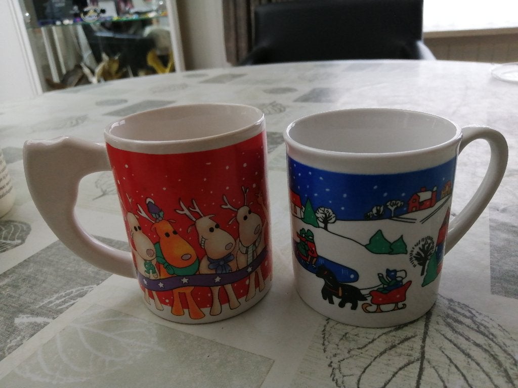 2 NIEUWE mokken thema WINTER, Huis en Inrichting, Ophalen of Verzenden, Nieuw, Aardewerk, Mok