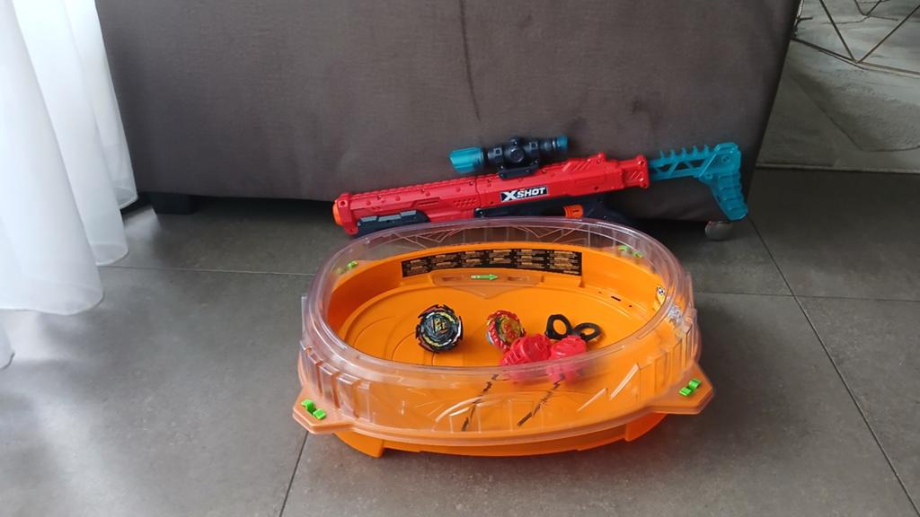 Beyblade stadion met 2 beyblade's + X zuru shot wapen, Ophalen
