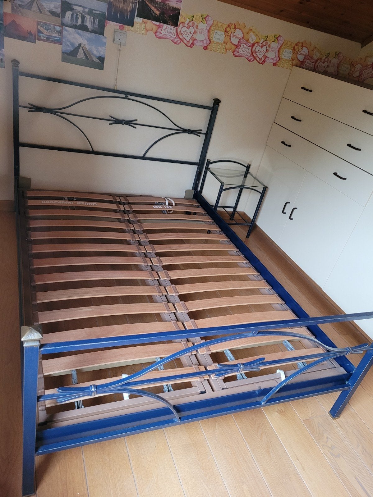 Lit en métal 140x200 + latoflexes + 2 tables de chevet, Enlèvement, 200 cm, Réglable