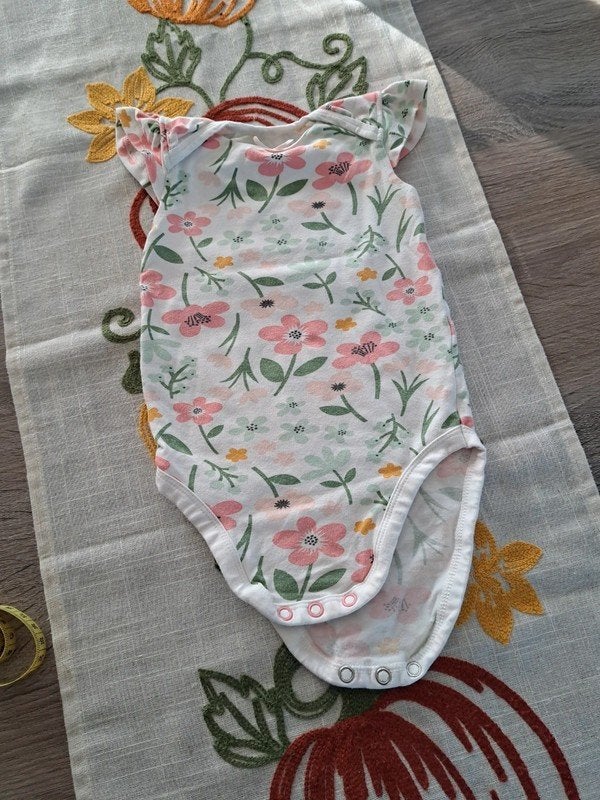 2 Hema body's met bloemenprint 74, Enfants & Bébés, Enlèvement ou Envoi, Comme neuf, Fille, Vêtements de nuit ou Sous-vêtements