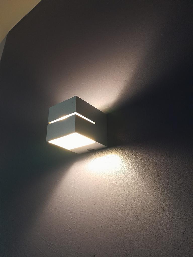 Prachtige set van twee moderne wandlampen in metaal, Huis en Inrichting, Ophalen, Zo goed als nieuw