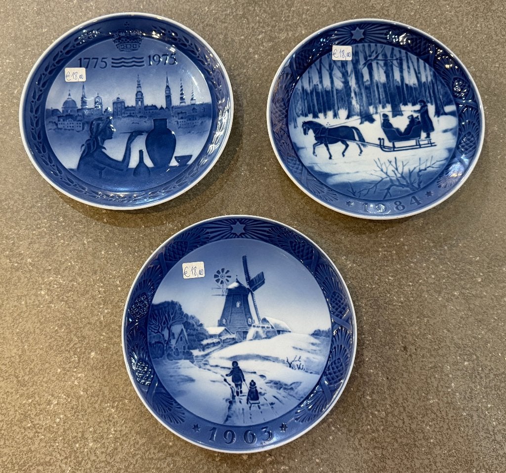 Drie sierborden Royal Copenhagen, Ophalen