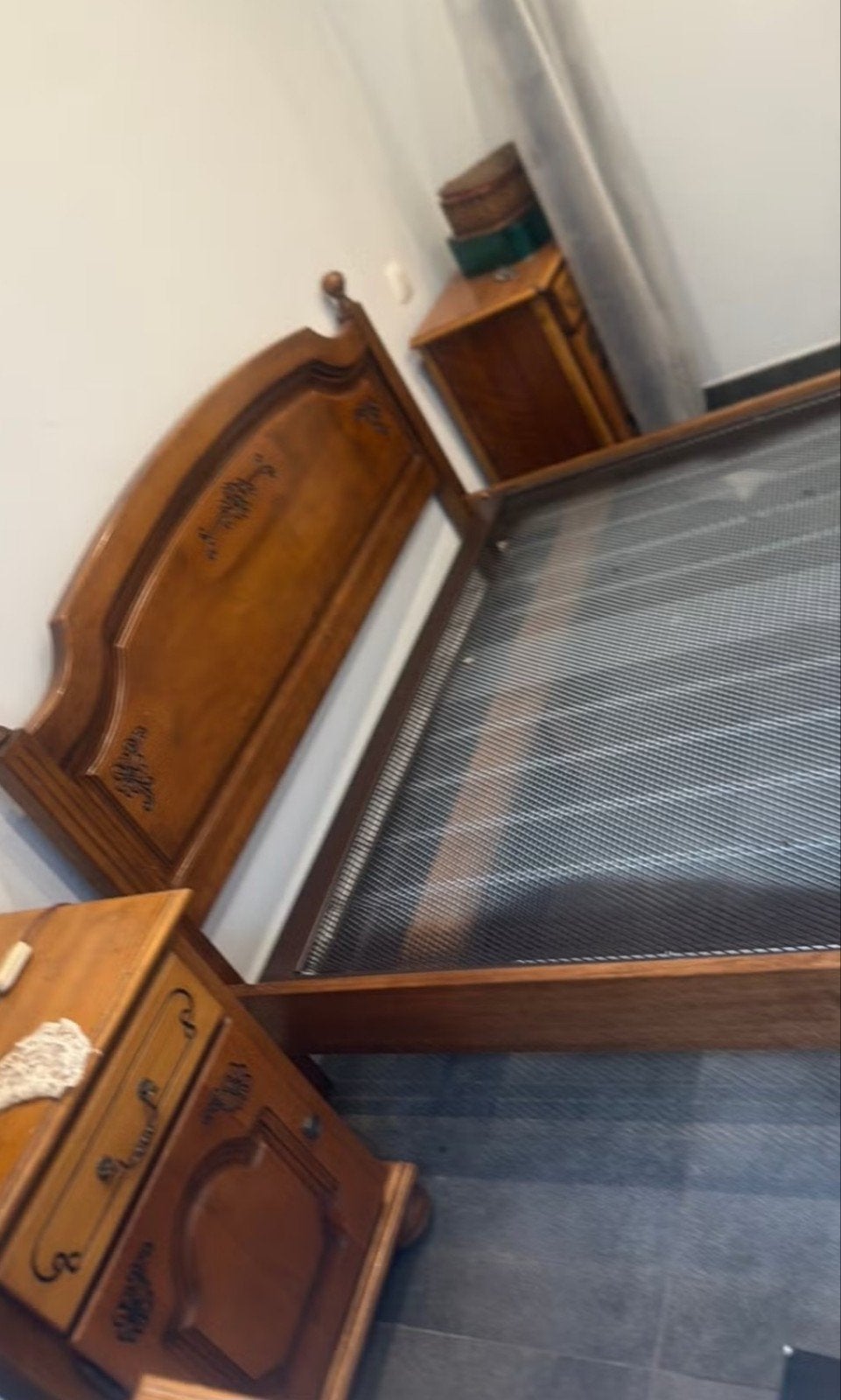 Très beau lit en bois massif et 2 tables de chevet en option, Enlèvement, Comme neuf, Bois