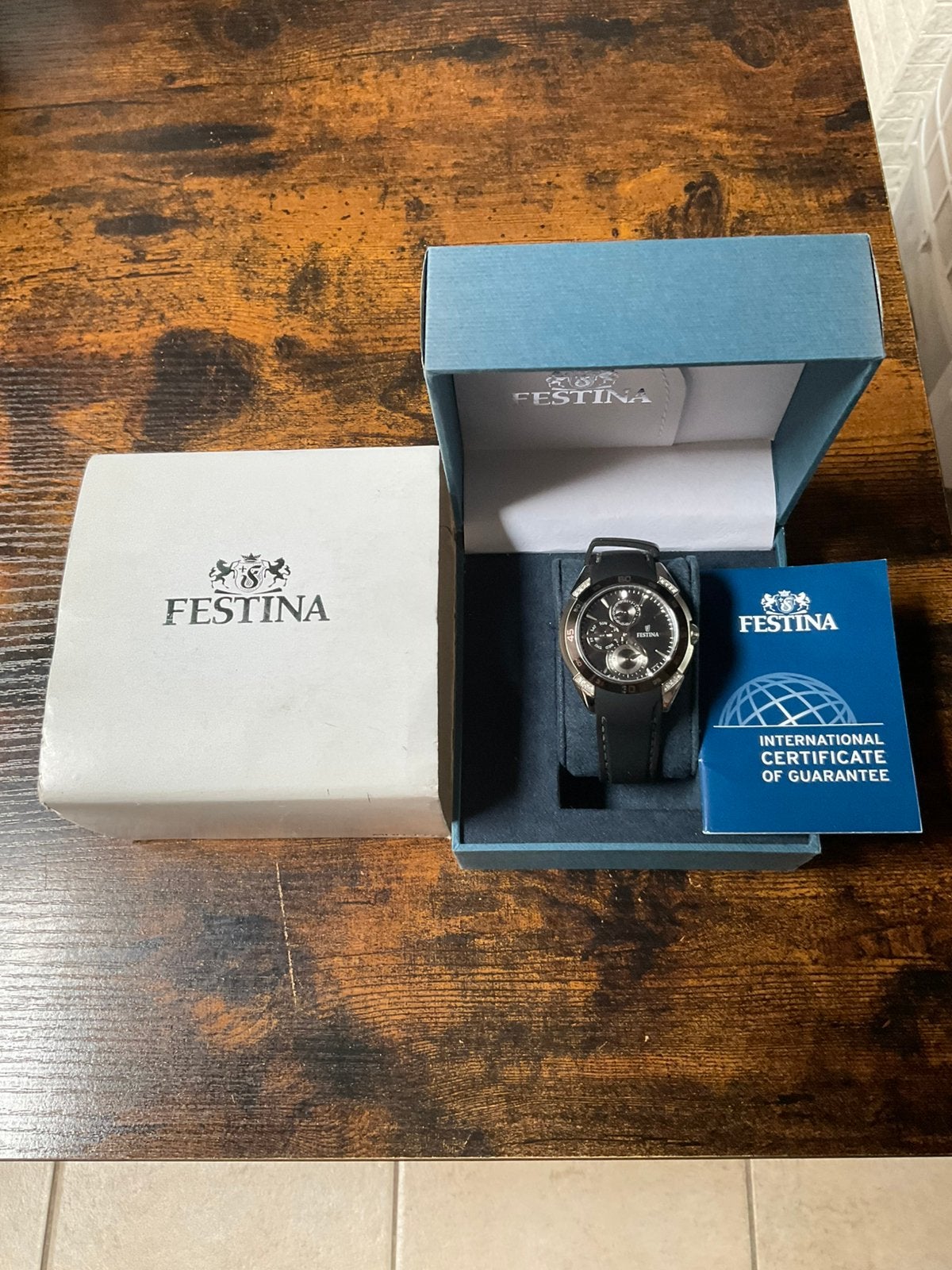 Festina in nieuwstaat, Enlèvement, Comme neuf