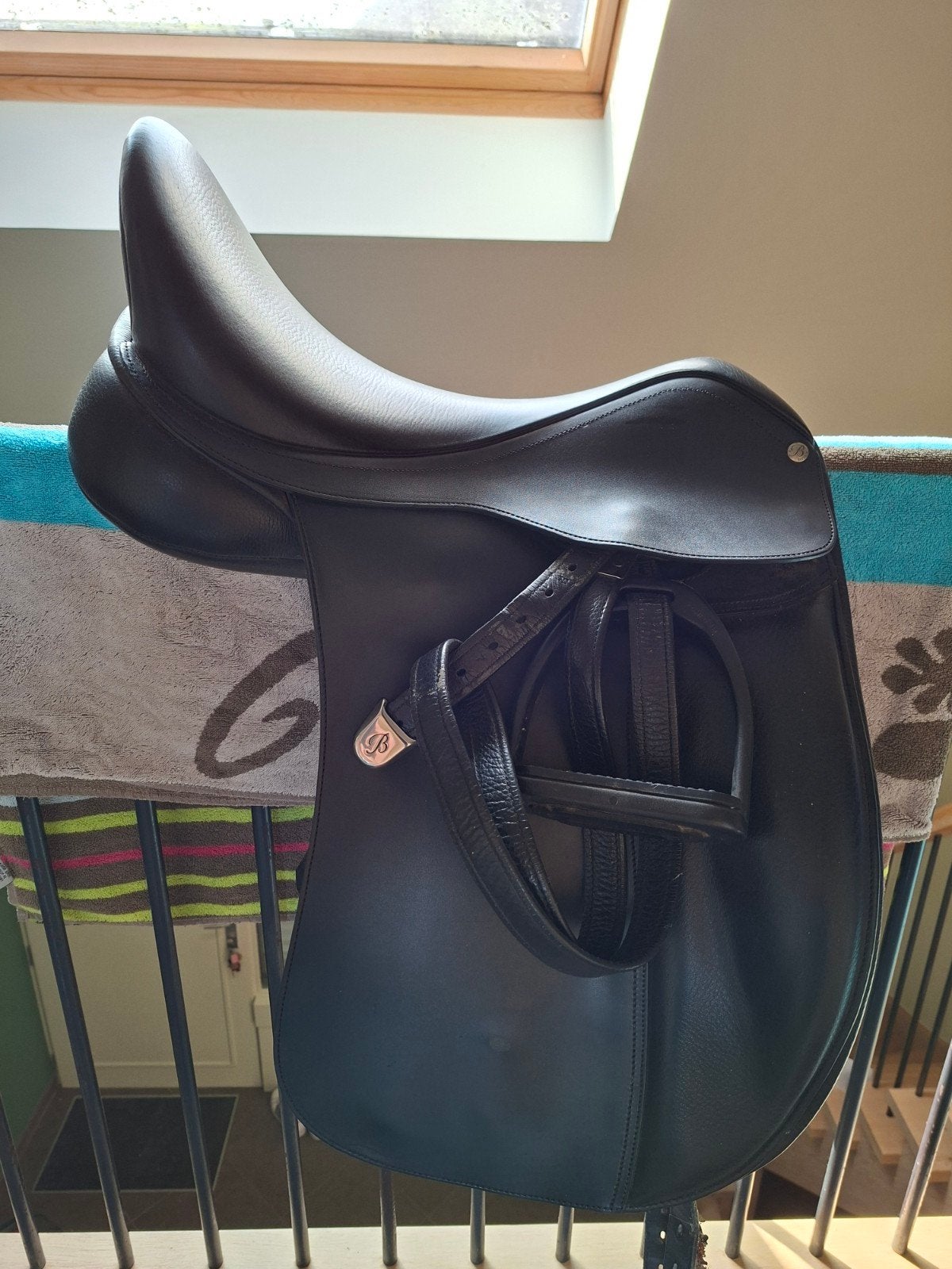 Bates dressuurzadel 18 inch, Dieren en Toebehoren, Paarden en Pony's | Zadels, Ophalen, Bates, Inclusief stijgbeugels, XL (18 inch of meer)