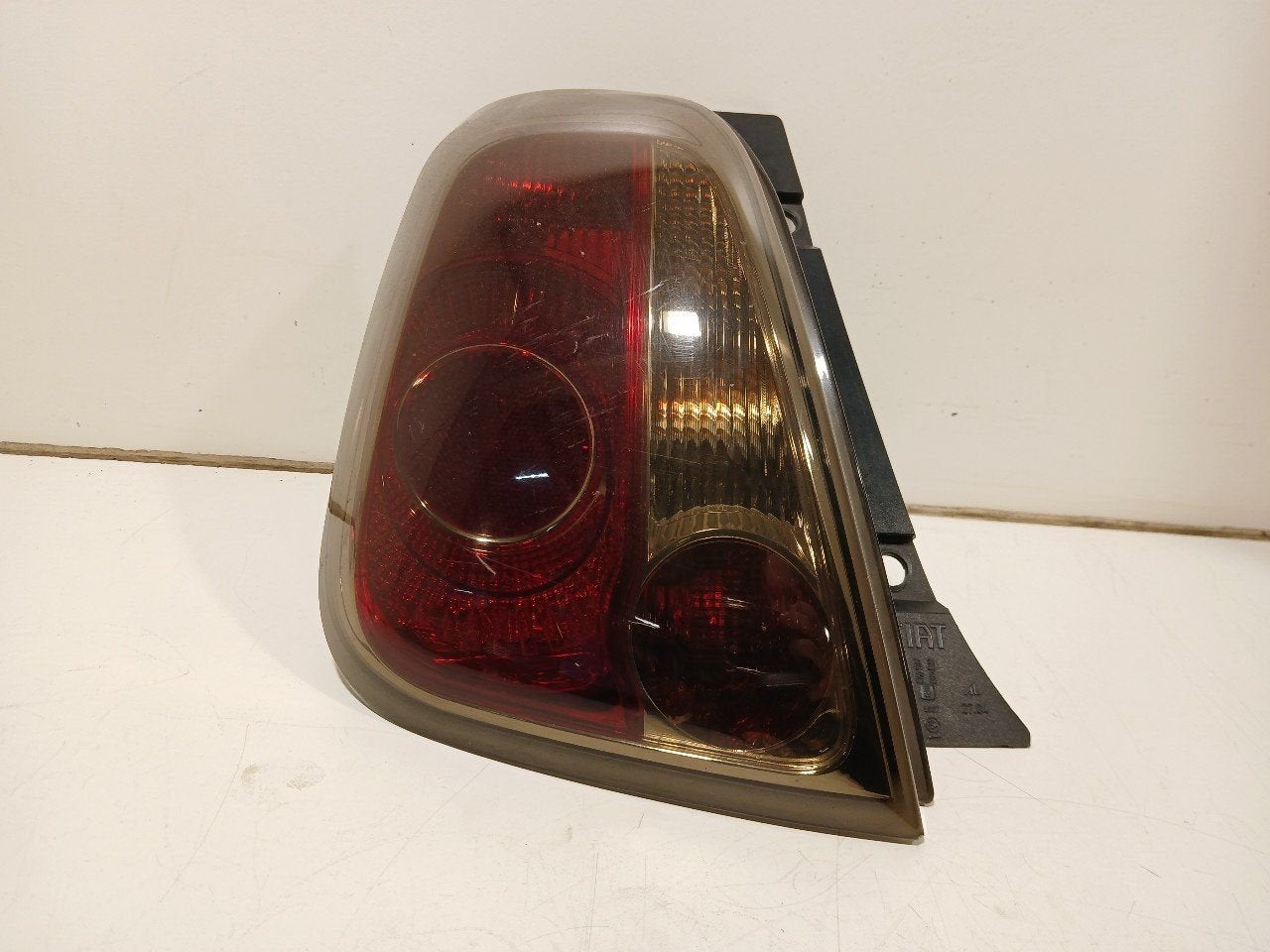 Achterlicht links buiten Fiat 500, Onderdelen@venauto.nl, Van der Ven Autorecycling B.V., Gebruikt, Ettenseweg 76, 4706 PB Roosendaal, The Netherlands