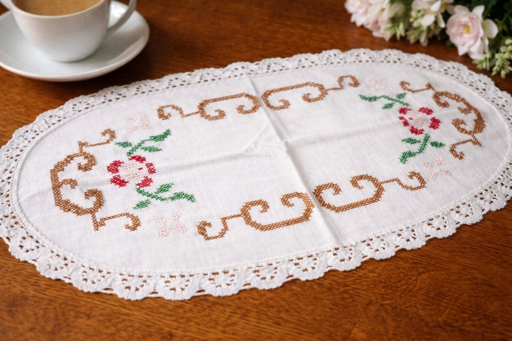 Napperon ovale vintage brodé – 56  28 cm Très bon état, Enlèvement ou Envoi, Utilisé, Fait à la main, Ovale
