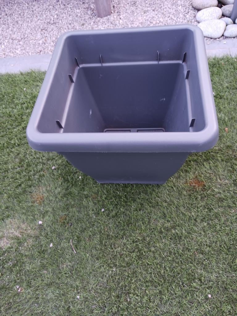 Grijze bloempot merk Elho te koop., Tuin en Terras, Ophalen, Kunststof, Vierkant, Zo goed als nieuw