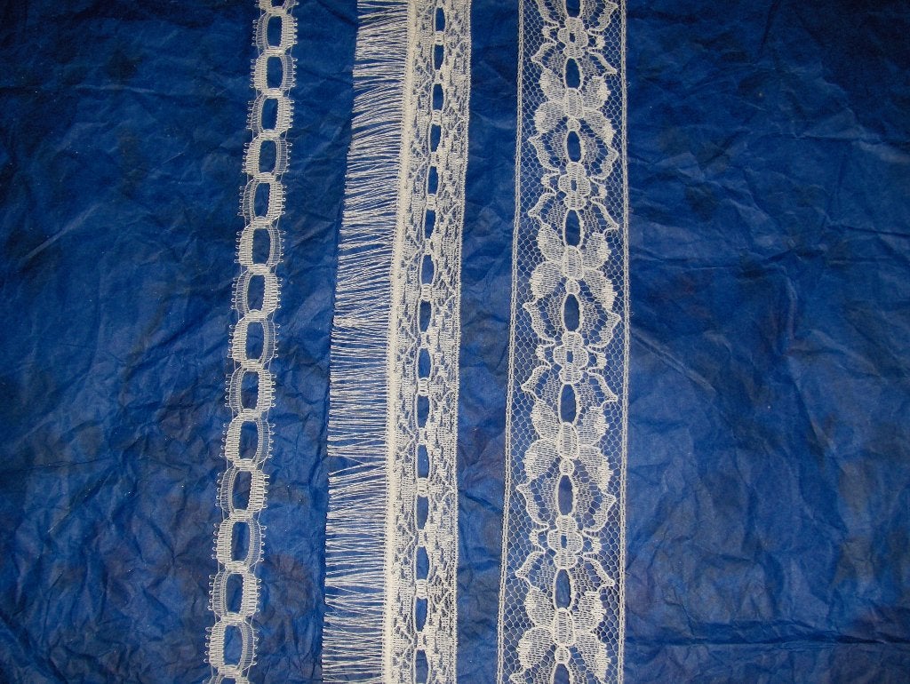 Dentelle de nylon blanche avec passant pour ruban., Enlèvement ou Envoi, Neuf, Dentelle