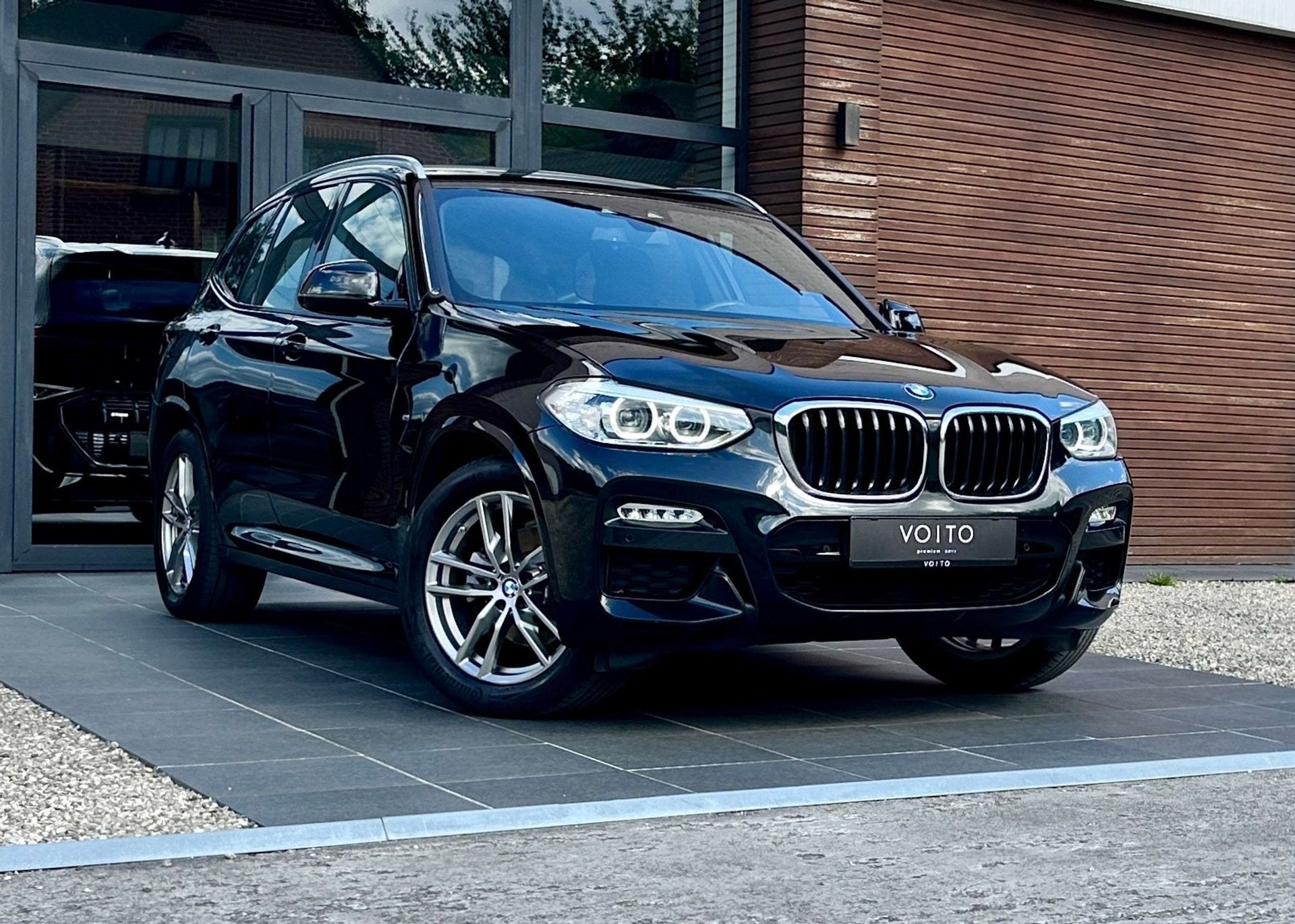 BMW X3 2.0i xDrive M-PACK/NAVI/CRUISE/AMBILIGHT/Hi-Fi/LED, Automaat, Gebruikt, 4 cilinders, Zwart