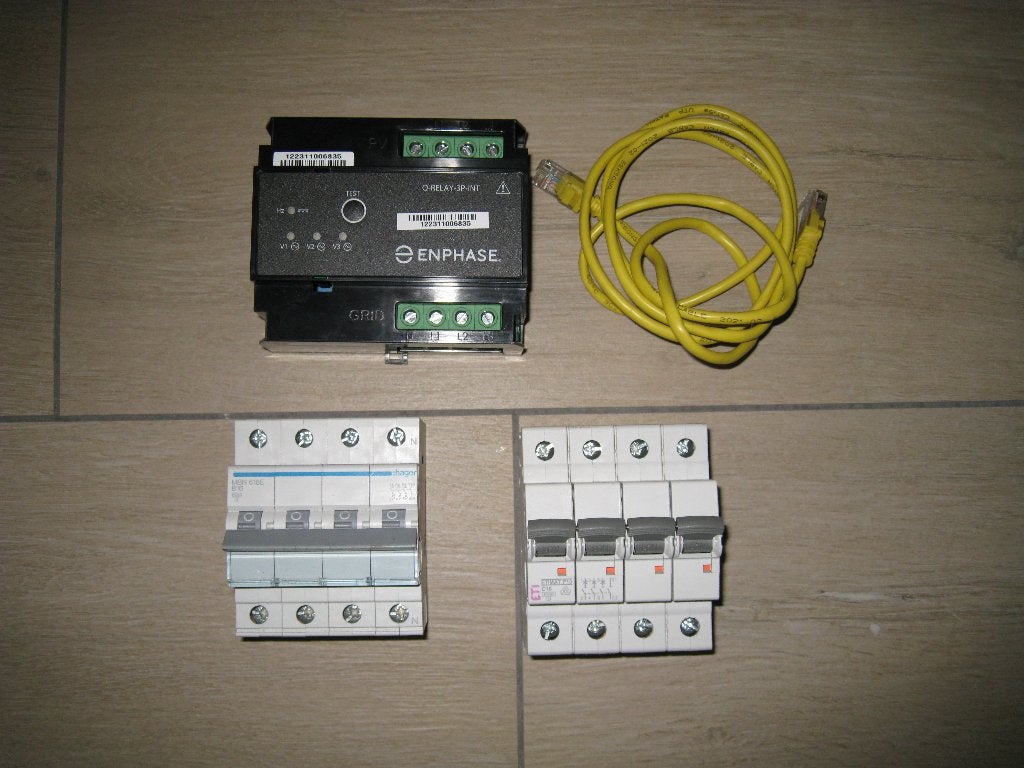 Enphase Q Relay-3P-INT et deux machines d'installation, Enlèvement ou Envoi, Comme neuf