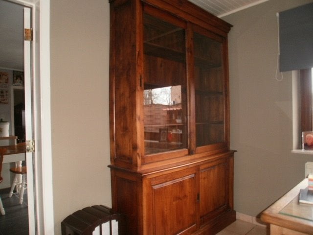 Hoge vitrinekast van teak in nieuwe staat! 2,3 M H, Huis en Inrichting, Kasten | Vitrinekasten, Ophalen, Met deur(en), 100 tot 150 cm