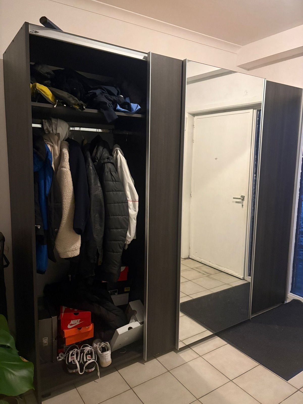 Grande armoire avec 3 portes coulissantes et miroir, Maison & Meubles, Enlèvement, Comme neuf