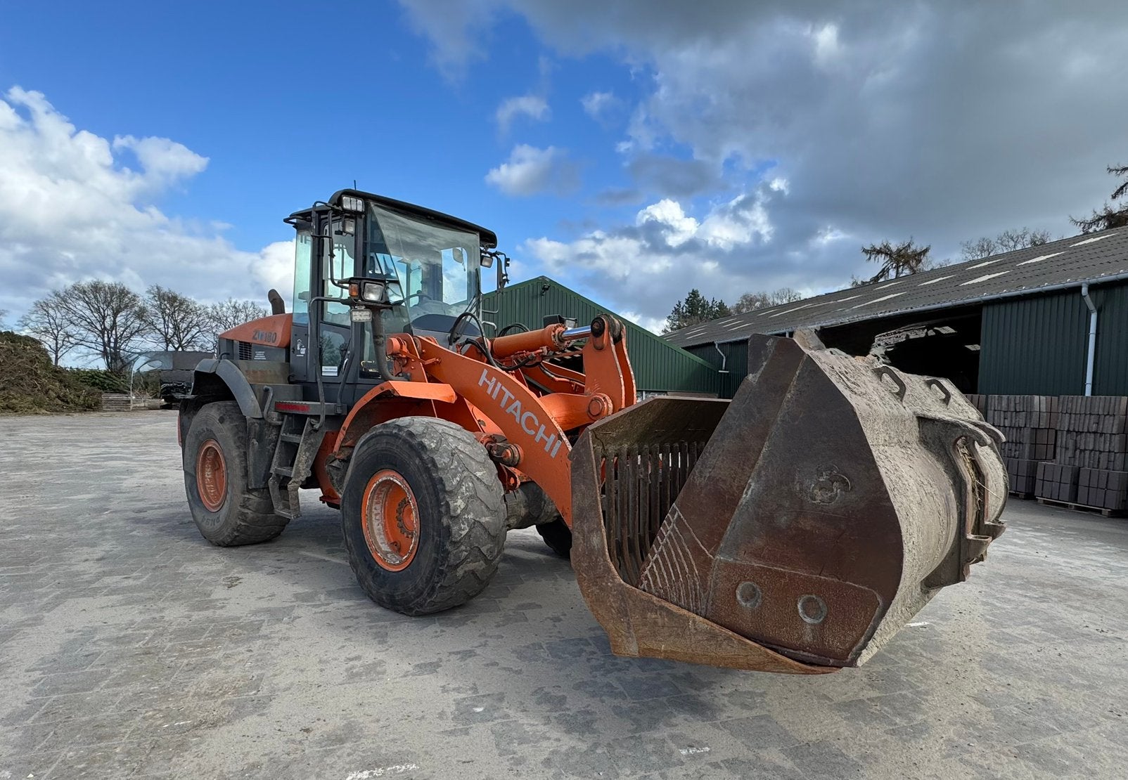 Chargeuse sur pneus Hitachi ZW180, Enlèvement