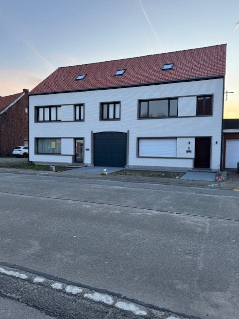 Te koop woonhuis met achterliggende weide te Zele, Provincie Oost-Vlaanderen, Vrijstaande woning, 3 kamers, 9240 Zele