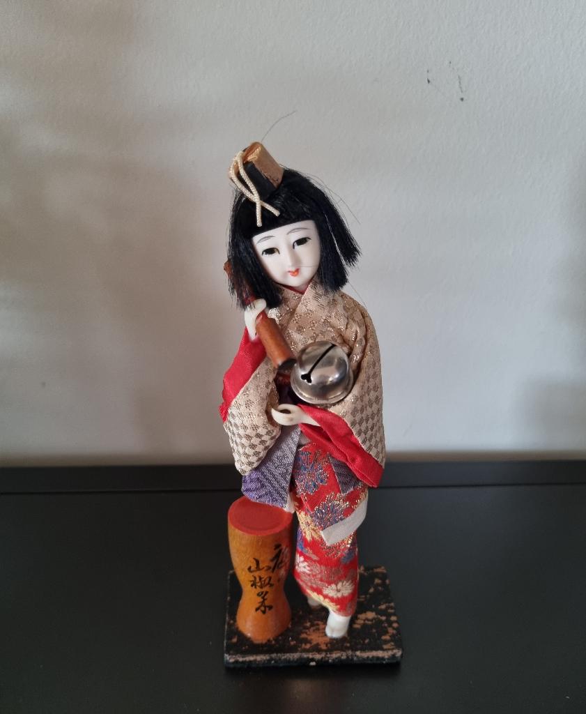 Japanse Jikata Geisha-pop met bel en Kotsuzumi-trommel, Antiek en Kunst, Curiosa en Brocante, Verzenden
