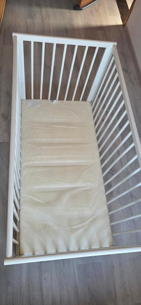 Babybed ikea met matras en zijplank, Kinderen en Baby's, Ophalen, Zo goed als nieuw, Rechthoekig, In hoogte verstelbaar
