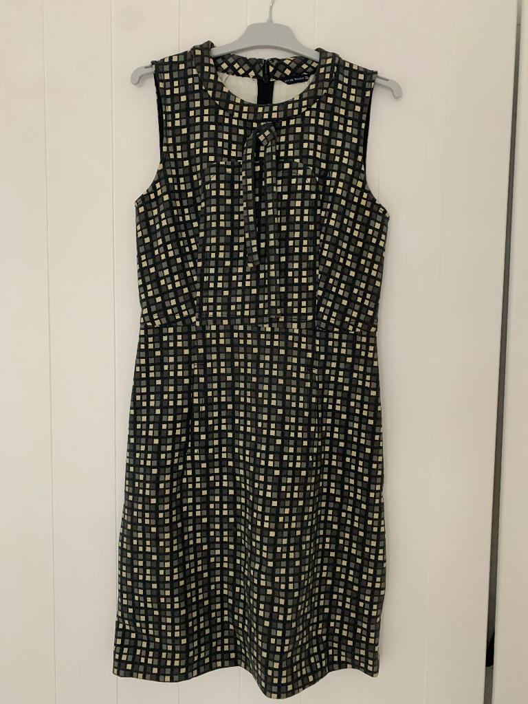 Jurk River Woods grijze blokjes motief strik vooraan, Kleding | Dames, River Woods, Nieuw, Ophalen of Verzenden, Knielengte