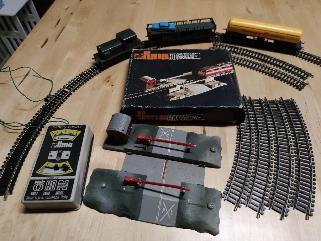 Train Lima - locomotive - wagons - rails - passage à niveau, Hobby en Vrije tijd, Modeltreinen | H0, Gebruikt, Locomotief, Gelijkstroom