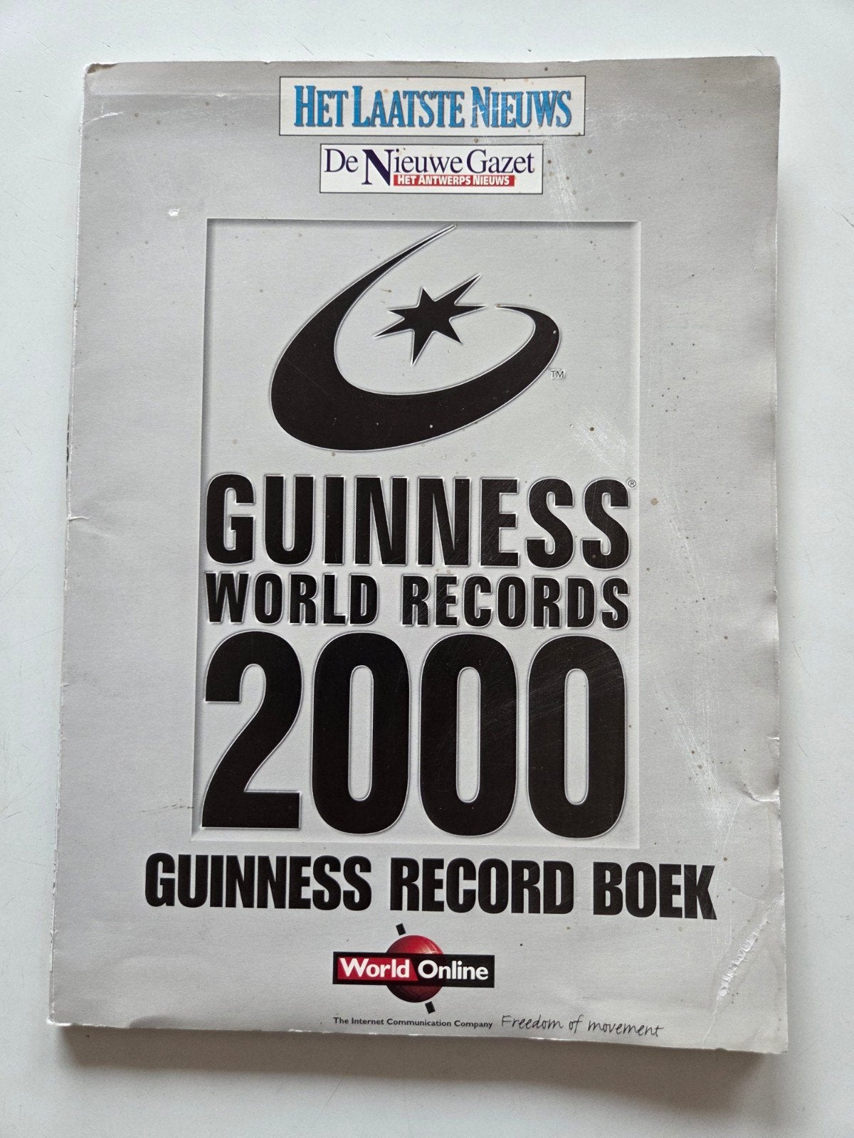 Verzamelmap Guinness World Records 2000, Ophalen of Verzenden, Gelezen