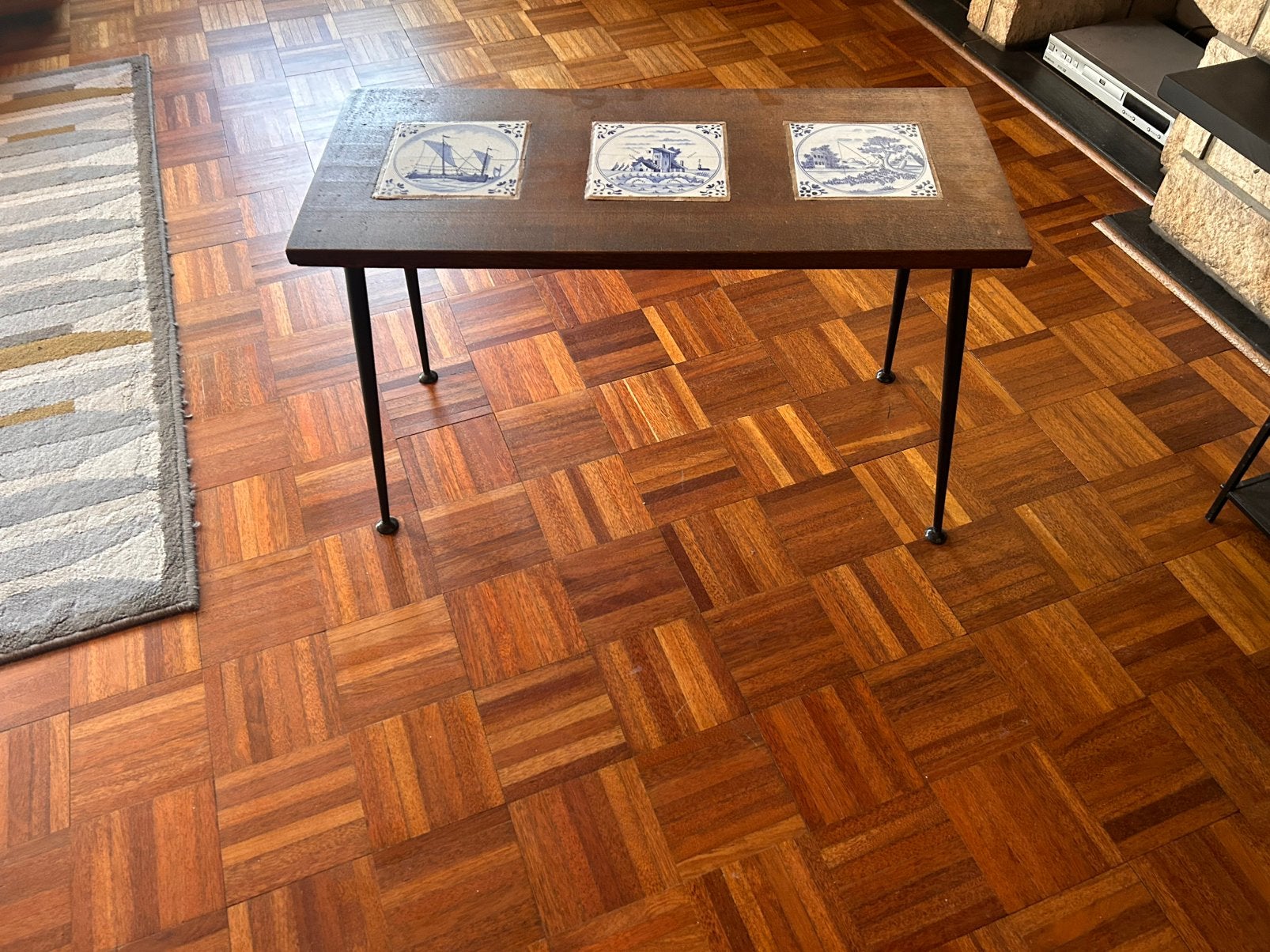 Table basse vintage avec 3 carreaux bleu de Delft, Antiquités & Art, Enlèvement