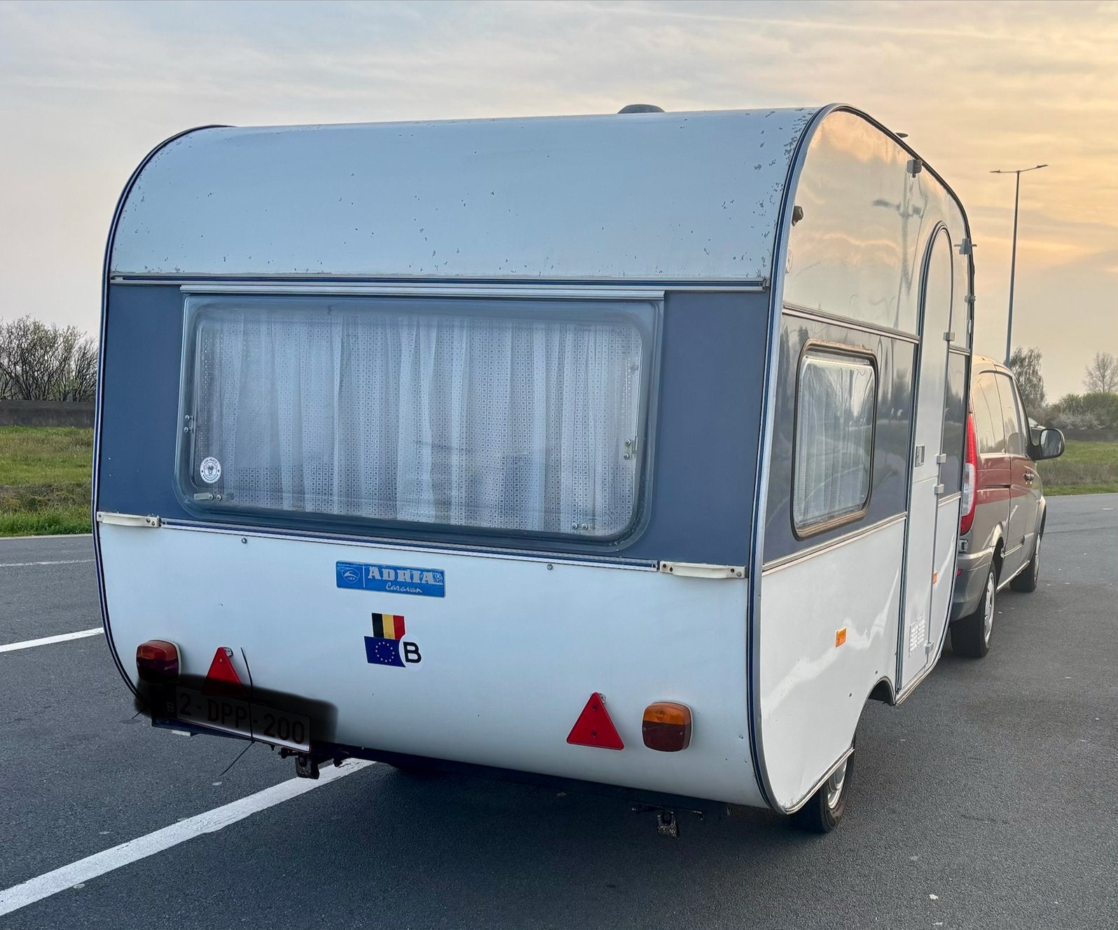 Caravan Adria 305SLB <750kg met luifel en voortent, Treinzit, Dwarsbed, Particulier, Adria