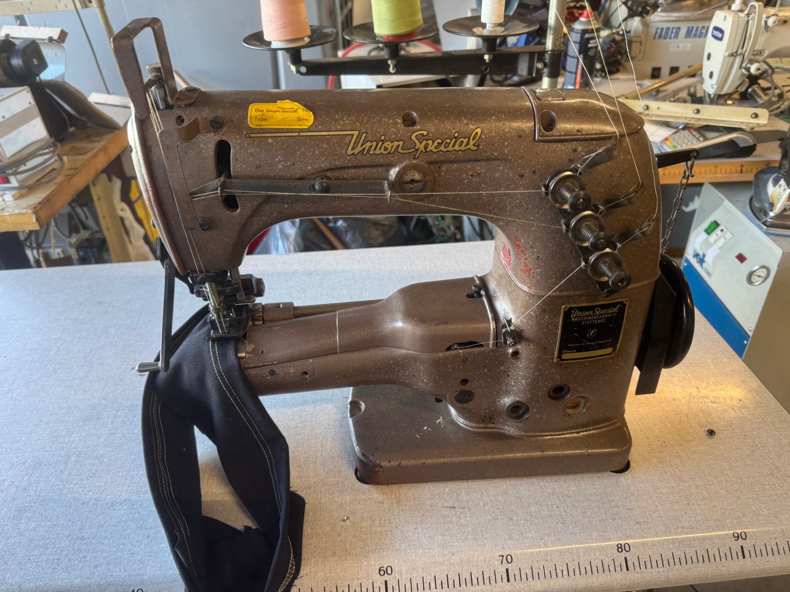 Industriele naaimachine coverlock onderdek machine 220v, Overige merken, Gebruikt, Ophalen of Verzenden, Naaimachine