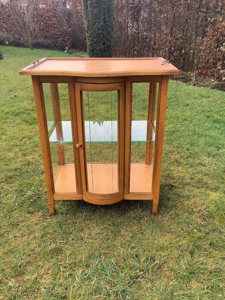 Vitrine kastje., Ophalen