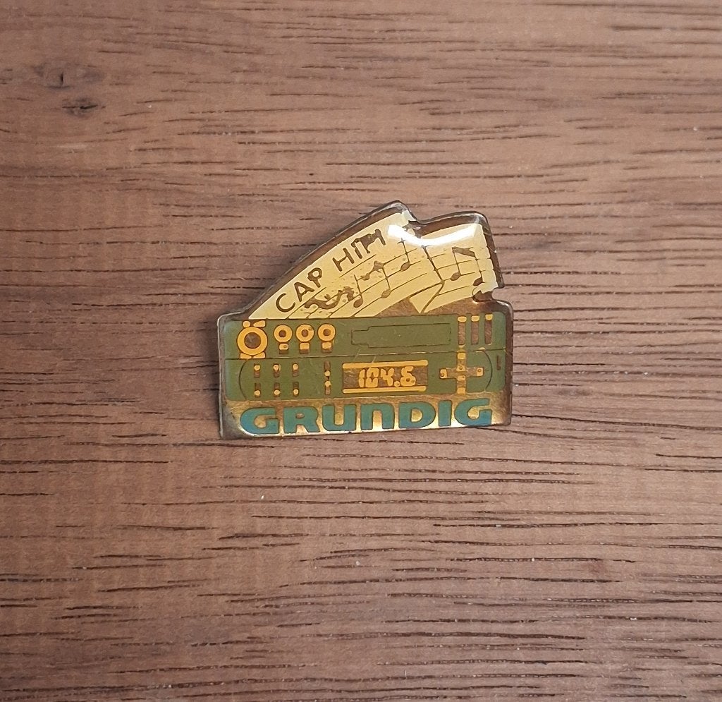 PIN - GRUNDIG, Collections, Envoi, Utilisé, Marque, Insigne ou Pin's