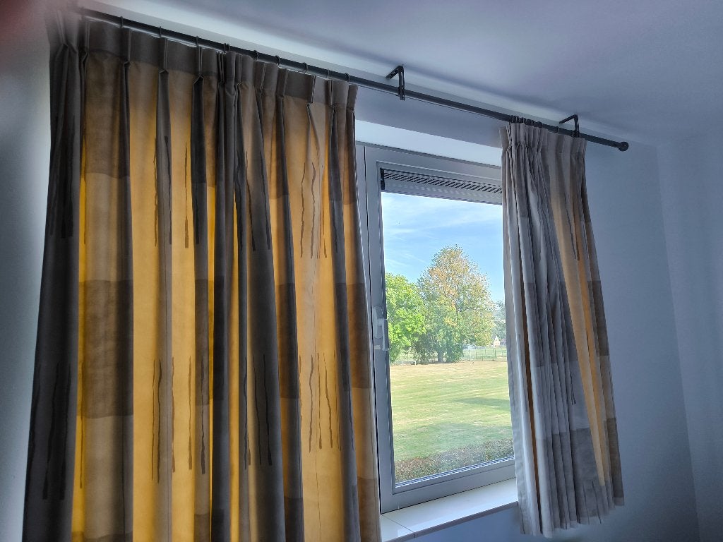 Gordijn en rail, Huis en Inrichting, Ophalen, Overige merken, 250 cm, Beige