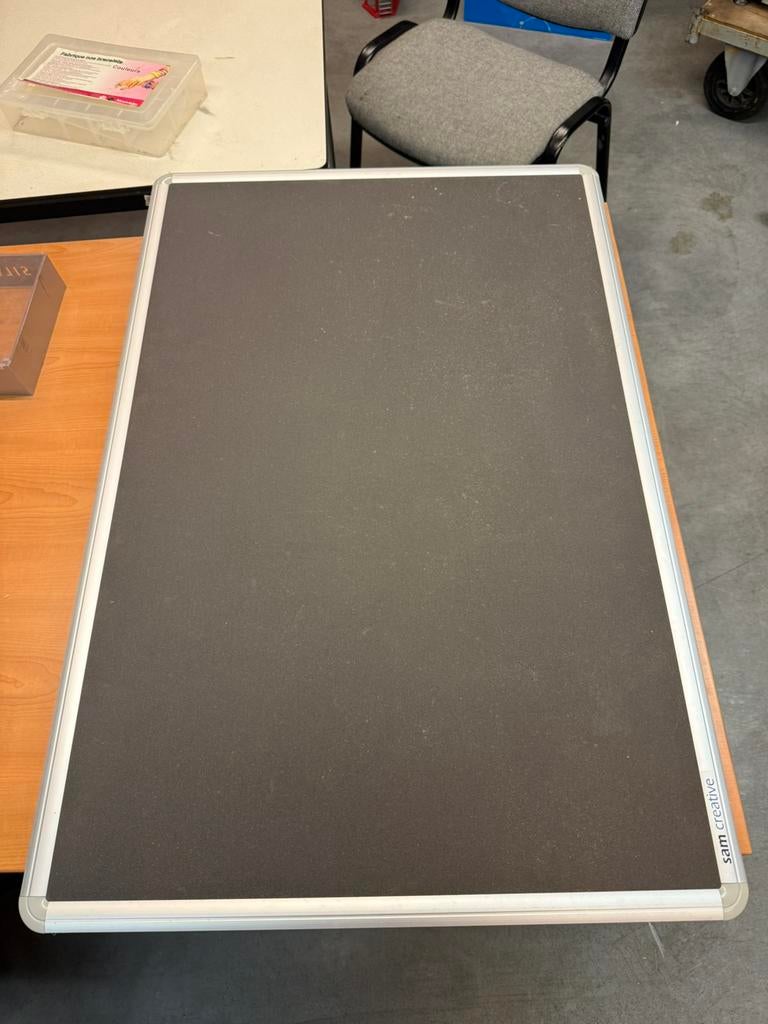 Te koop: groot prikbord, Ophalen, Zo goed als nieuw, Prikbord