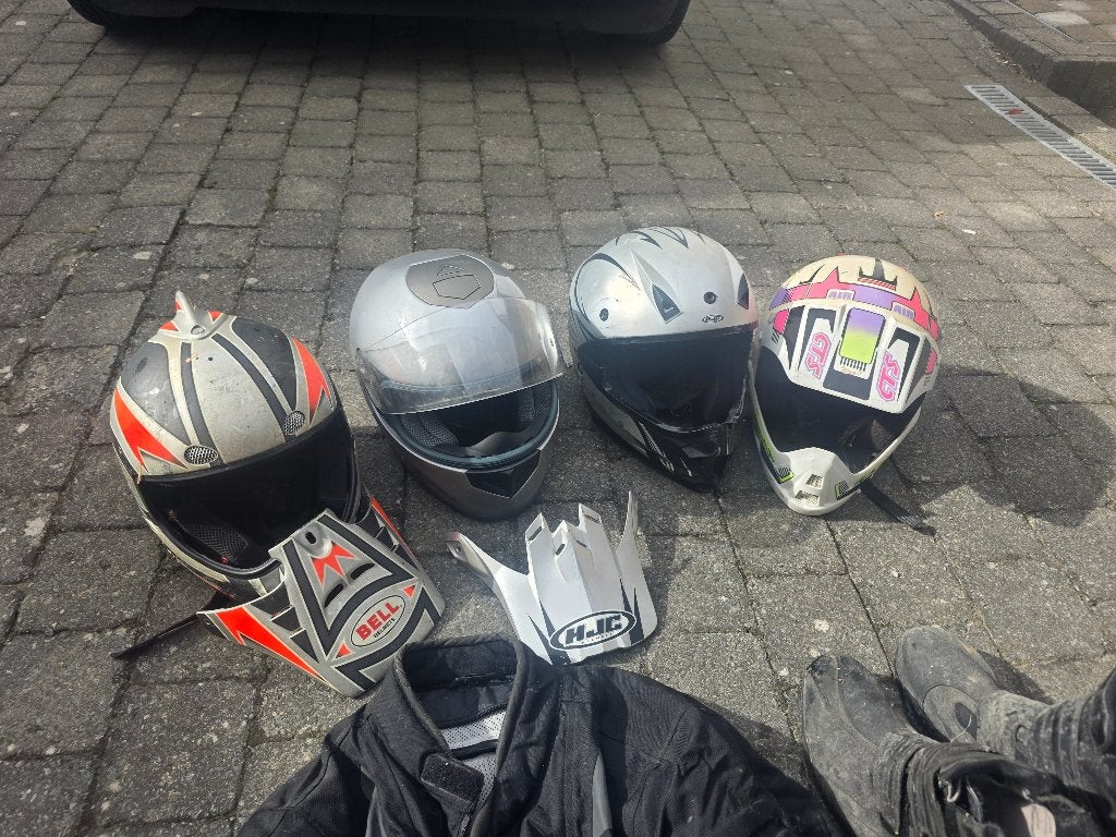 Casques moto (5), vestes moto (2) et pantalons (2) moto, Motos, Enlèvement