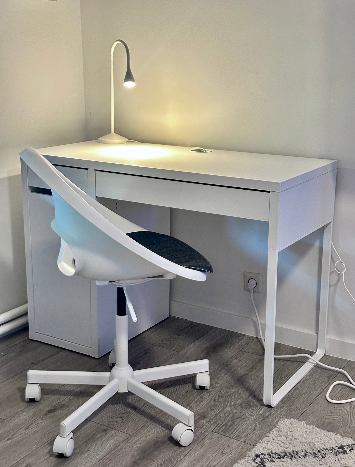IKEA MICKE bureau + witte bureaustoel – set, Enlèvement, Comme neuf, IKEA, Blanc