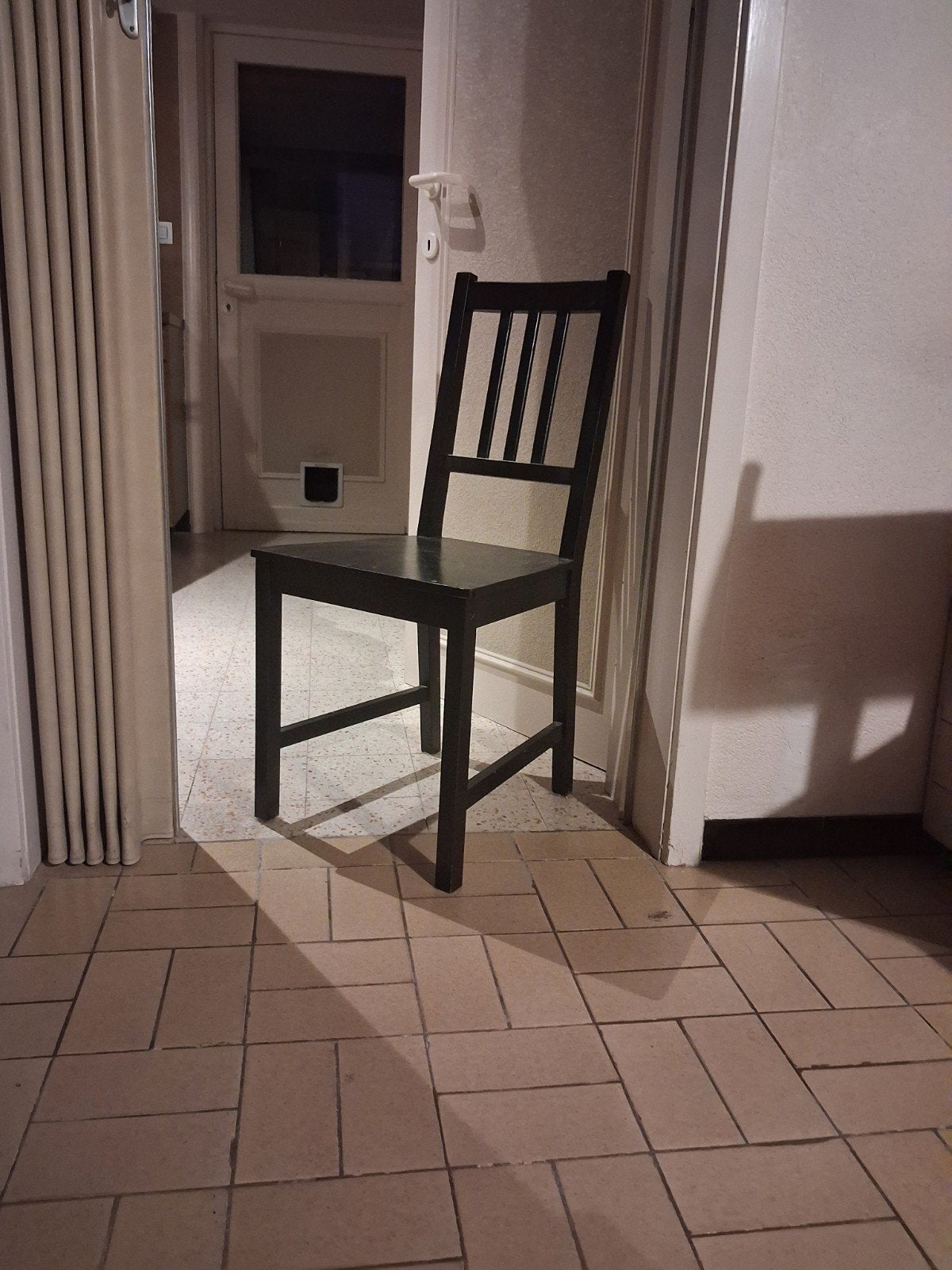 4 gelijke houten stoelen, gebruikt, zwart, Ikea., Huis en Inrichting, Stoelen, Ophalen, Gebruikt, Zwart, Landelijk