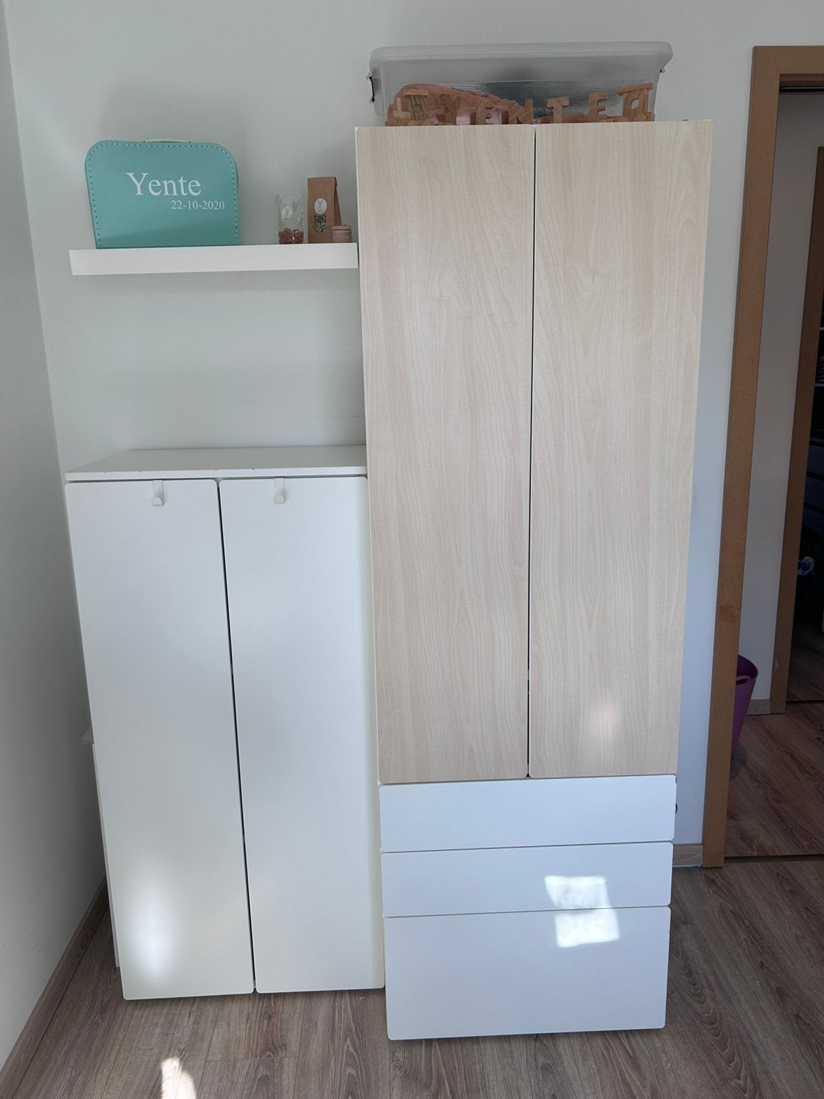 Kinderkamer: 2 kledingkasten + lage ladekast, Enlèvement, Comme neuf