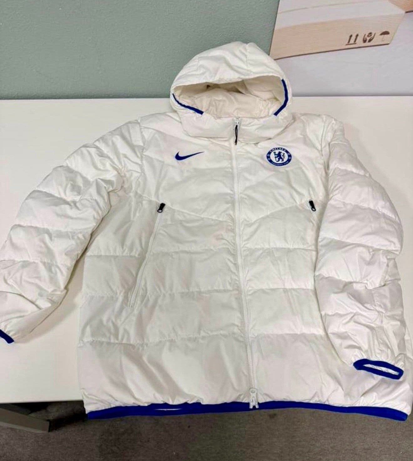 Veste doudoune Nike Chelsea Player Issue XXL blanche Rare, Vêtements | Hommes, Football, Enlèvement ou Envoi, Comme neuf, Autres tailles