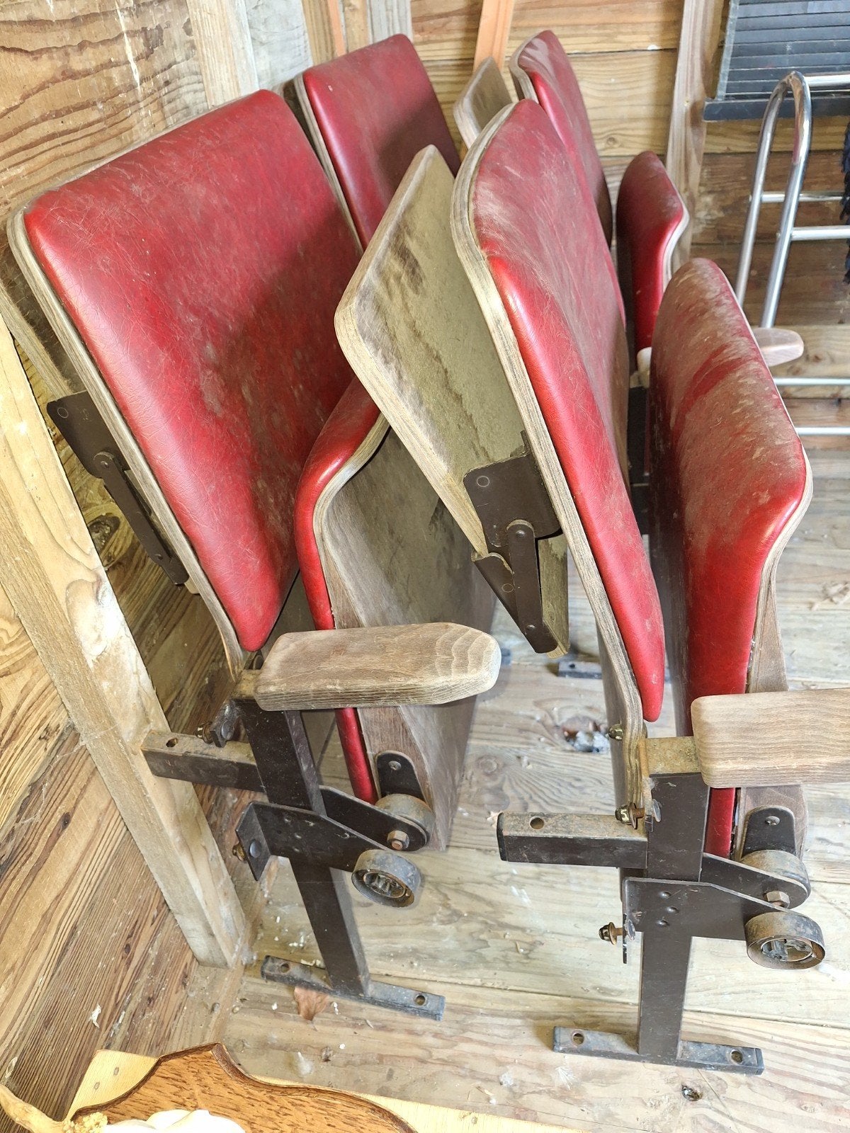 Fauteuils de cinéma des années 50 et 60, Enlèvement