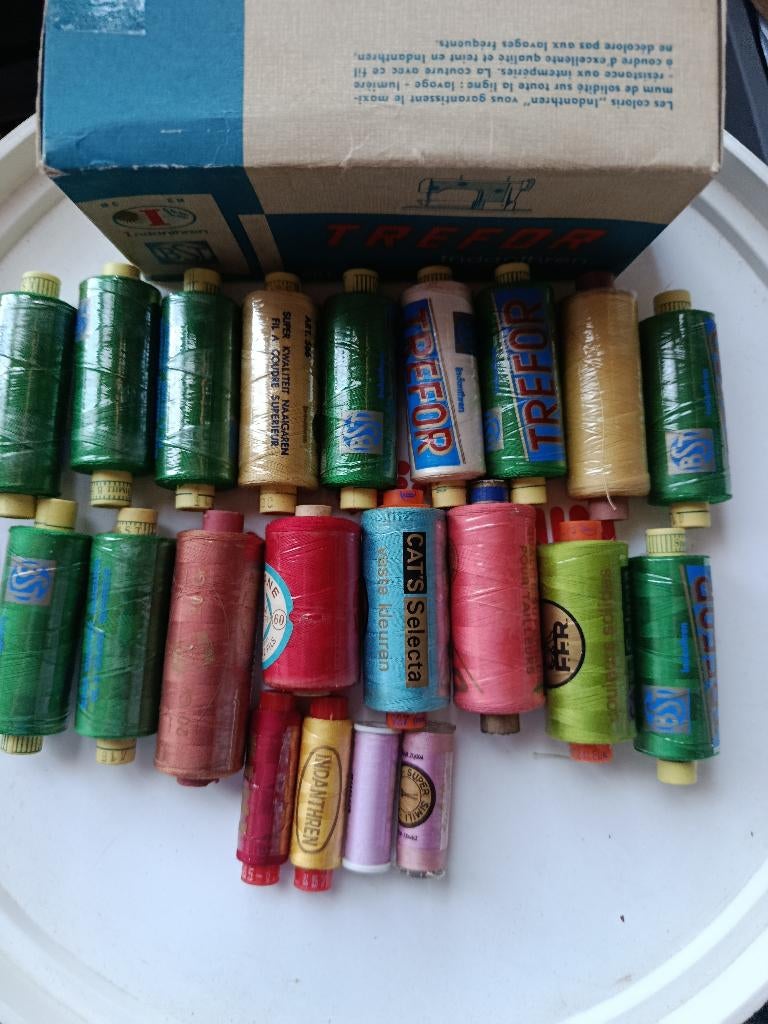 Set van 17 NIEUWE spoelen Trefor+4 naaigaren gratis, Hobby en Vrije tijd, Ophalen of Verzenden, Nieuw, Garen of Naald(en)