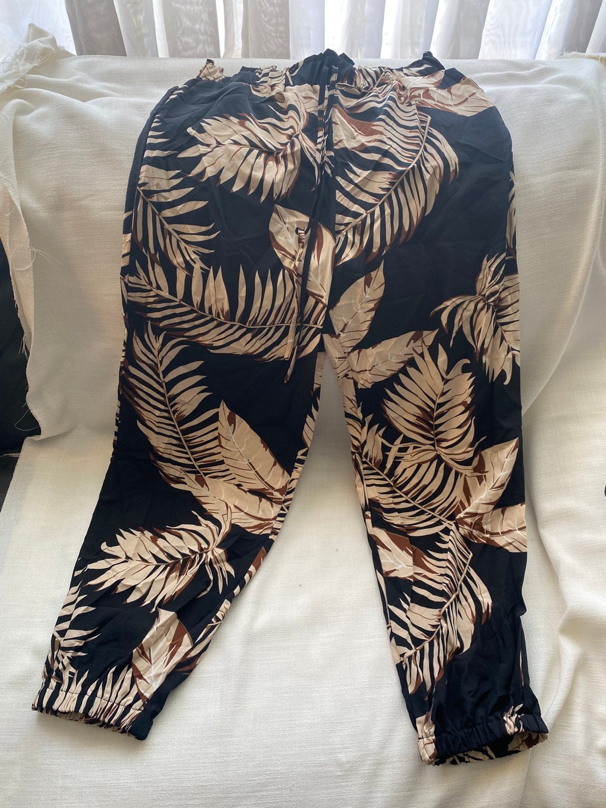 Shein Zwarte Broek met Bladprint - Maat L, Kleding | Dames, Broeken en Pantalons, Beige, Maat 42/44 (L), Nieuw, Ophalen of Verzenden